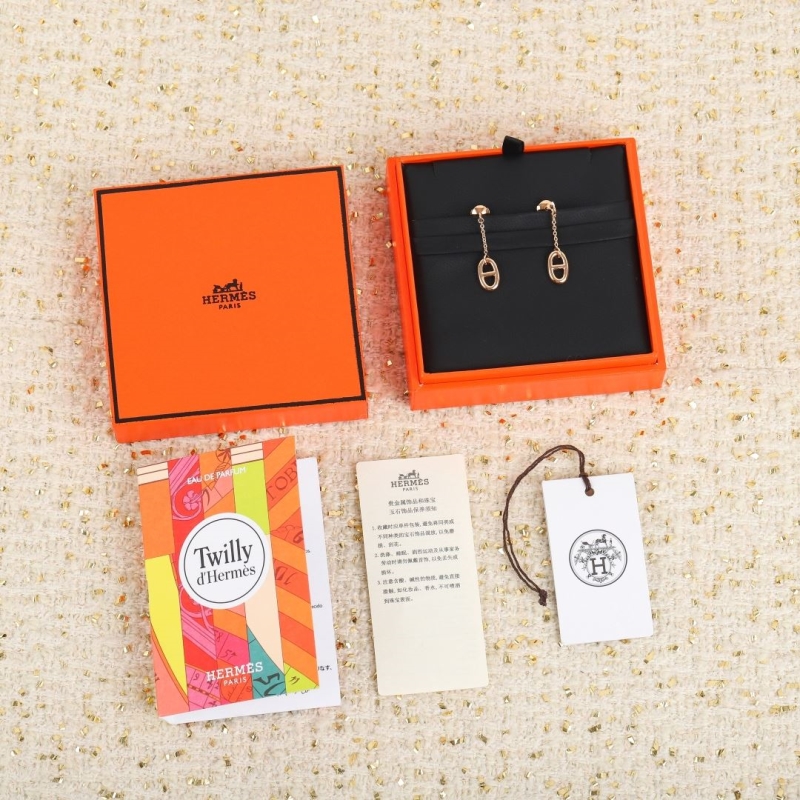 H**me5 earrings